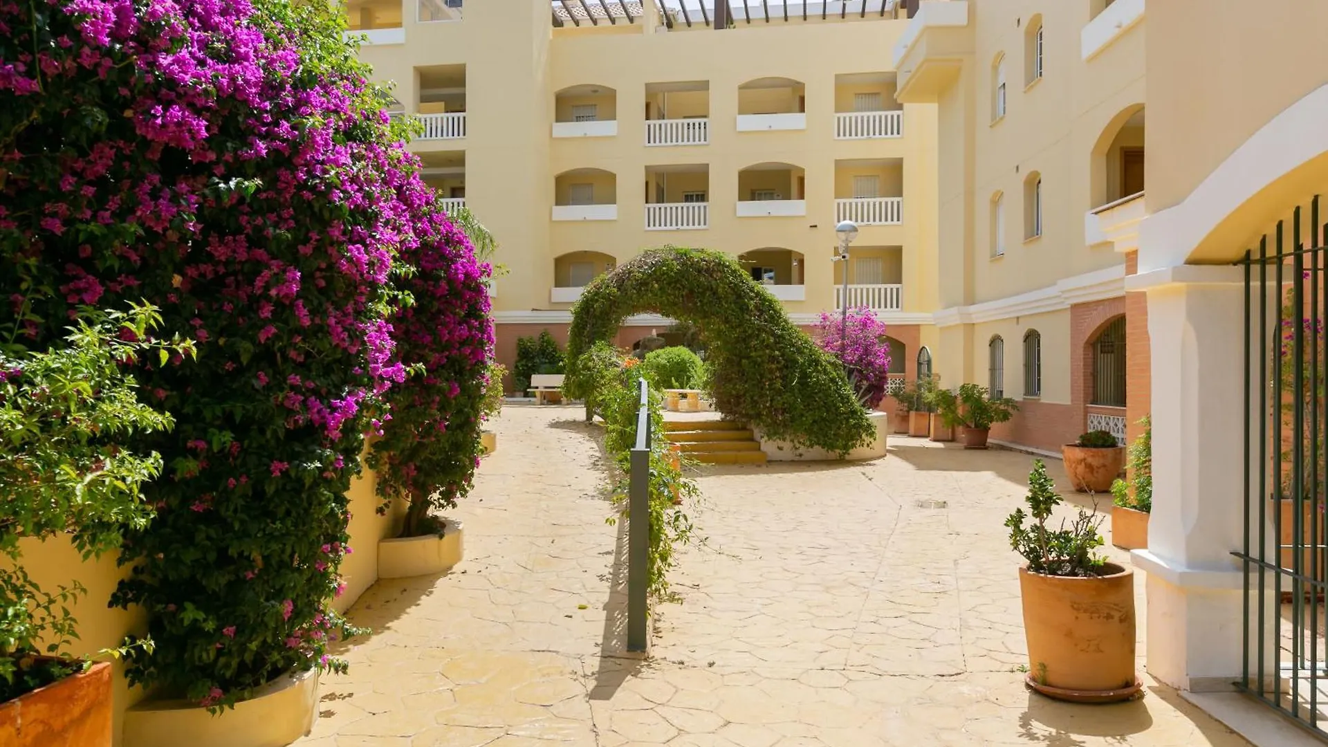 Tranquilo apartamento junto al campo de Golf 미하스